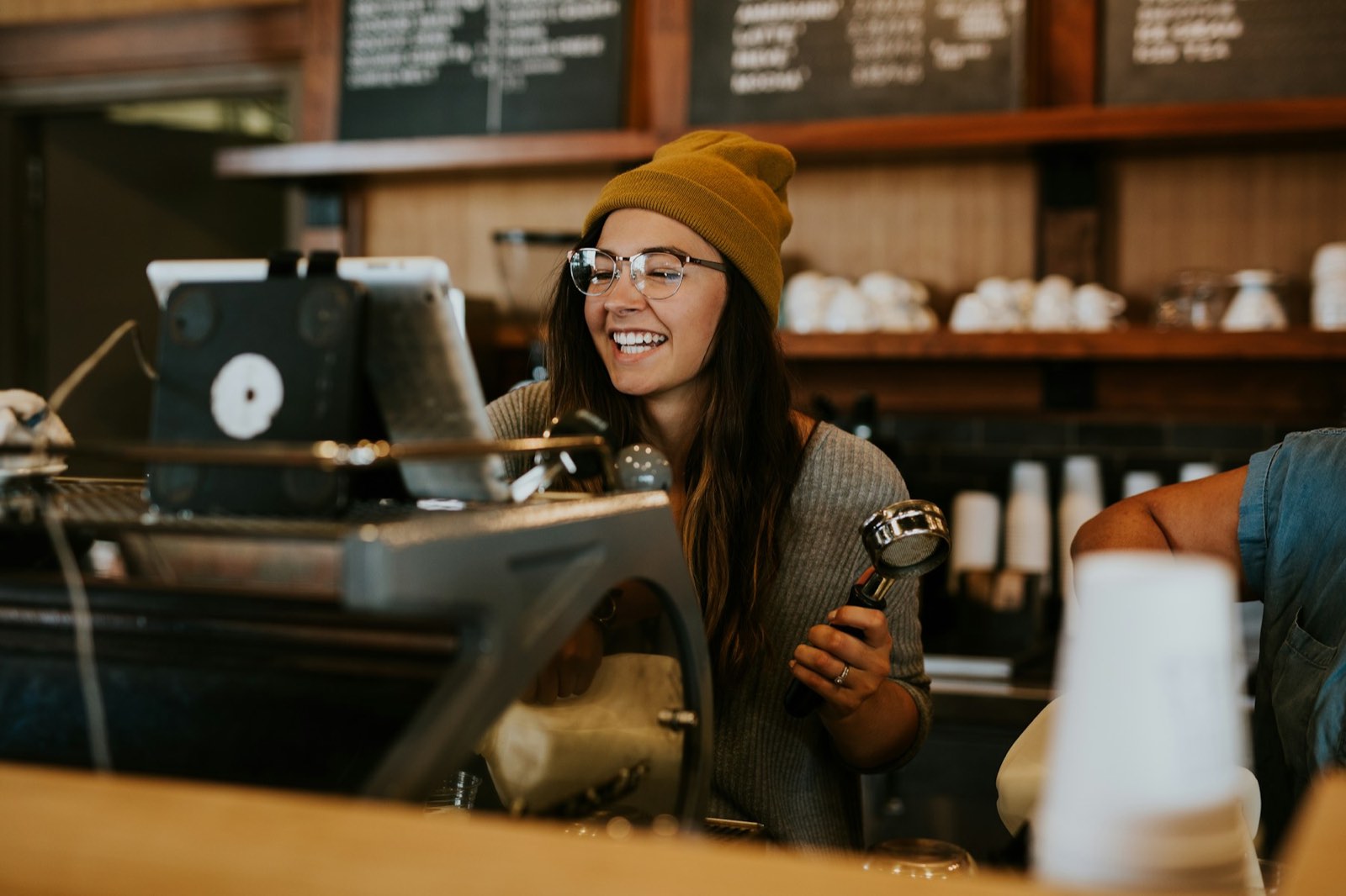 Barista qui prépare un café
