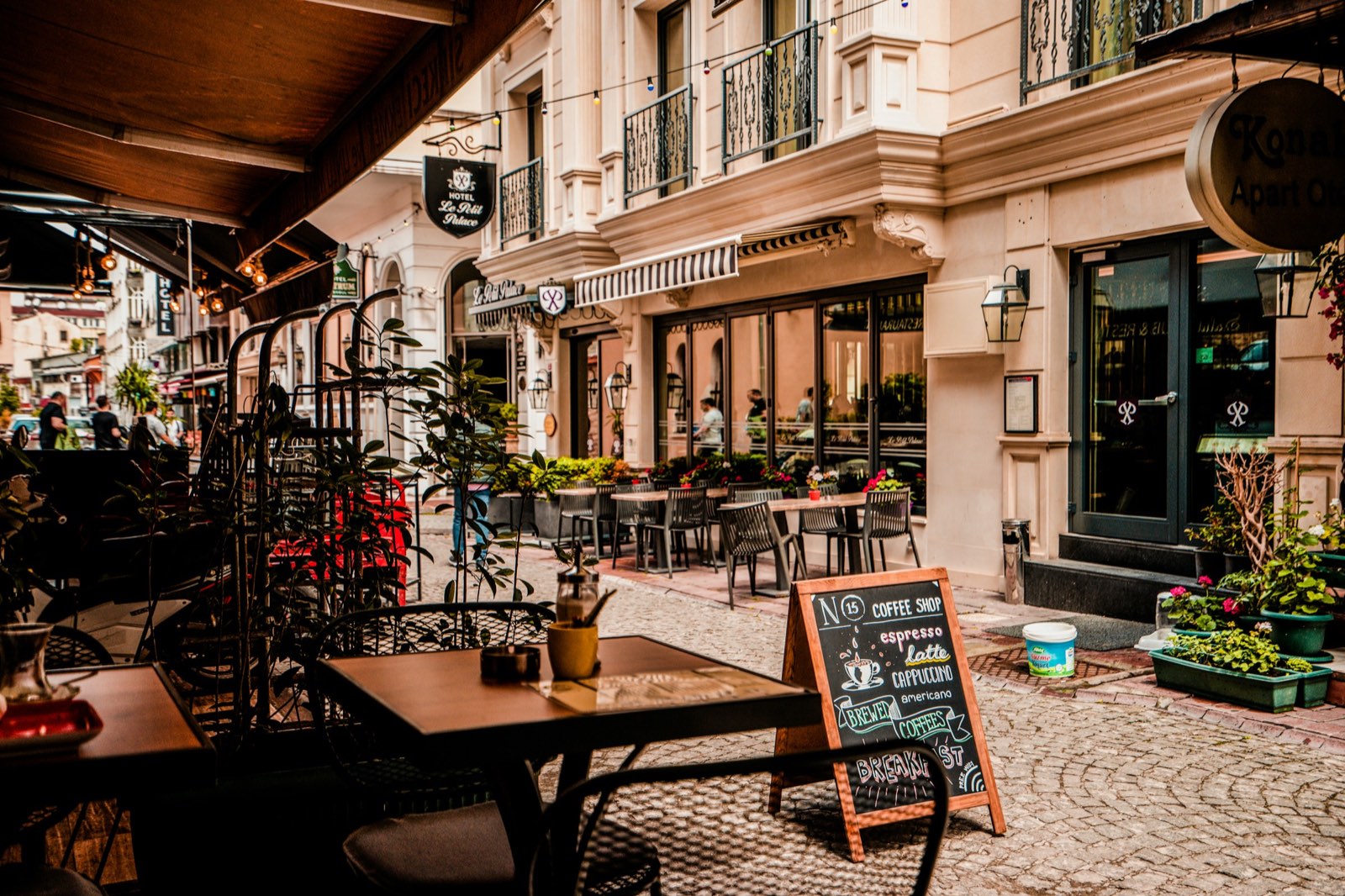Terrasse d'un café en fin de journée