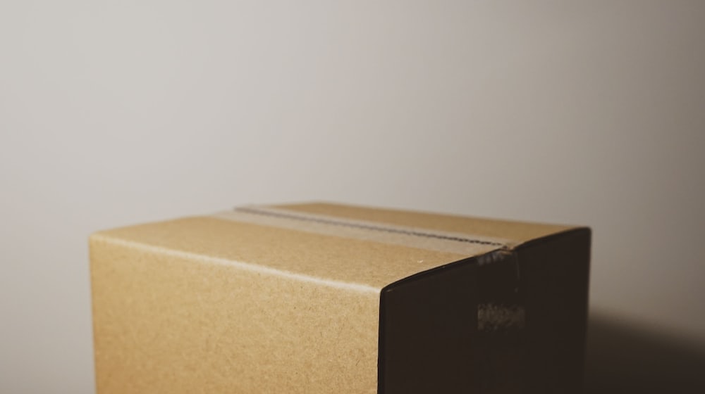 Cartons d'expédition empilés dans un atelier