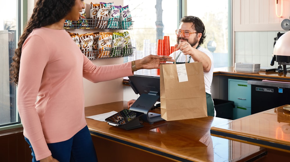 Remise d'une commande au comptoir