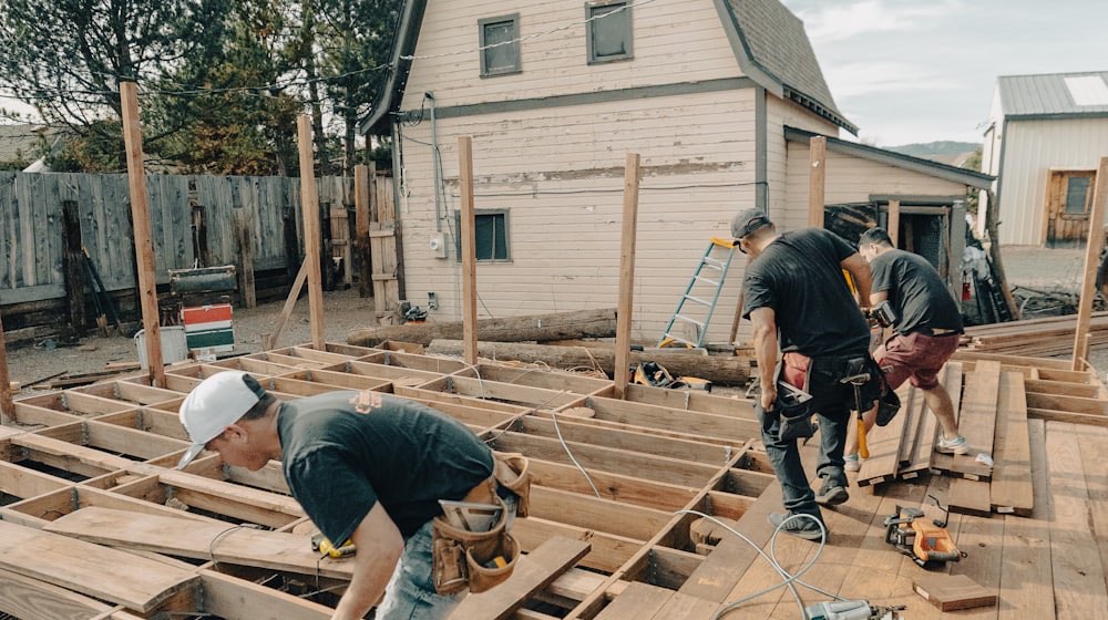 Équipe d'artisans au travail sur un chantier