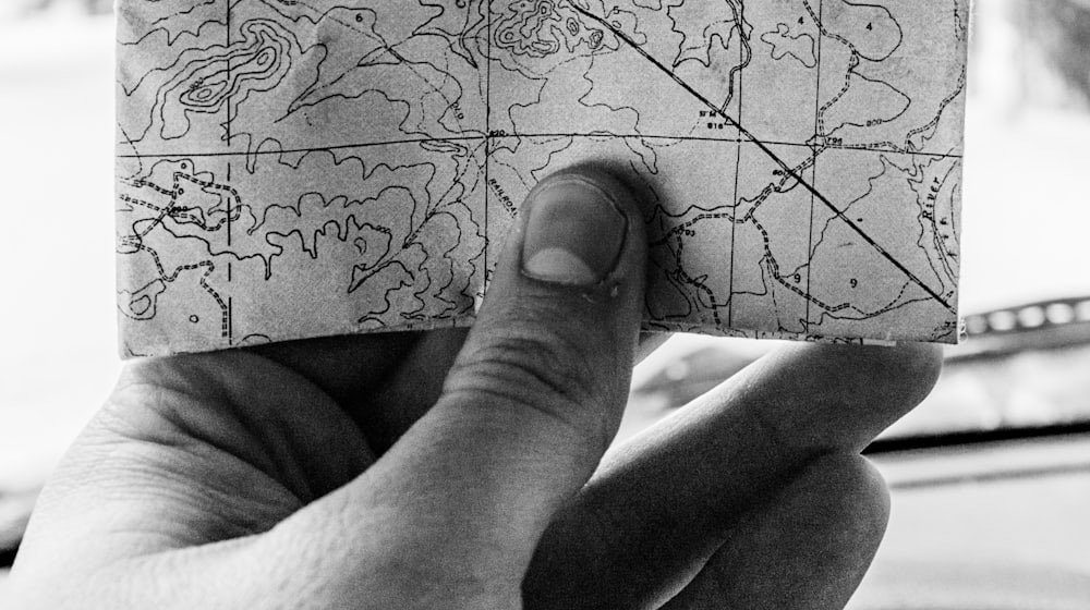 Personne qui cherche une adresse sur son téléphone