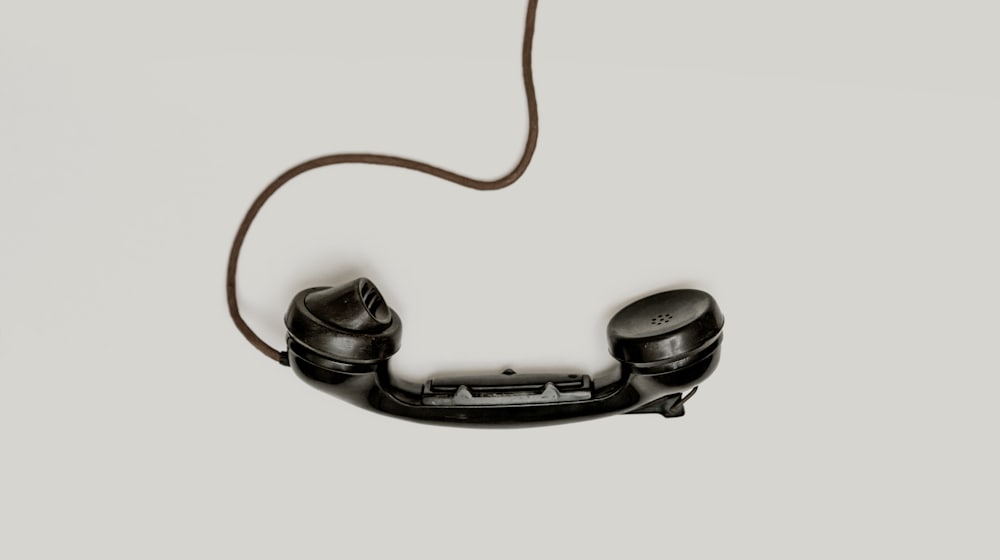 Écran de téléphone affichant une fiche d'établissement sur une carte