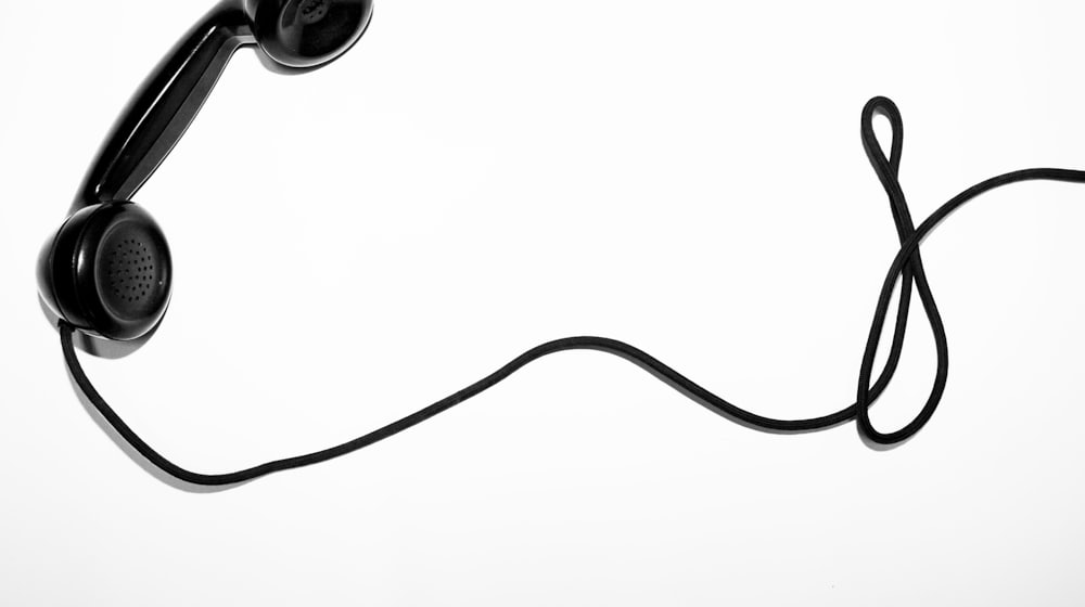Artisan consultant son téléphone dans un véhicule utilitaire