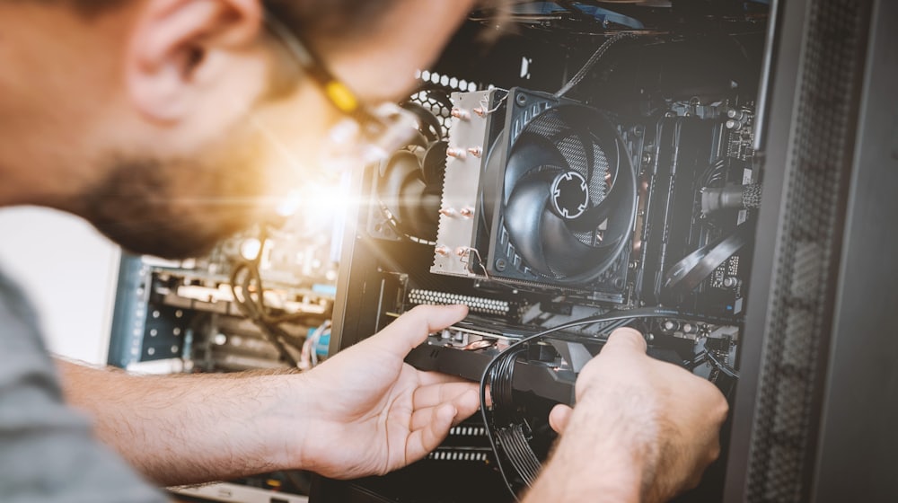 Technicien intervenant sur un serveur informatique