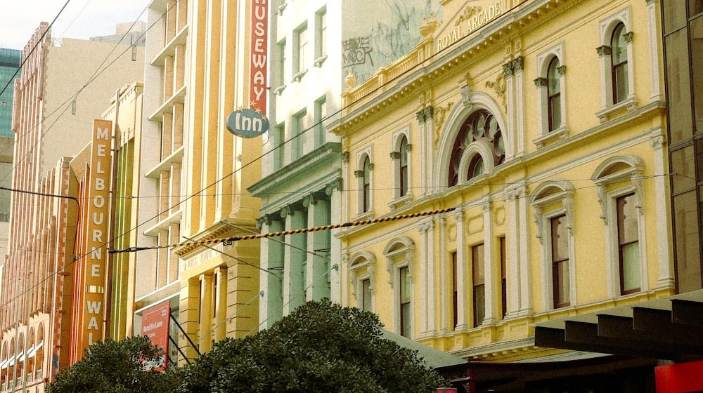 Rue commerçante d'une ville du Sud