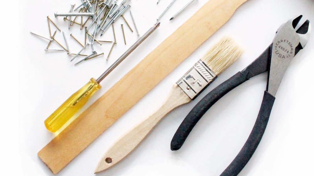 Chantier de rénovation intérieure avec outils posés au sol