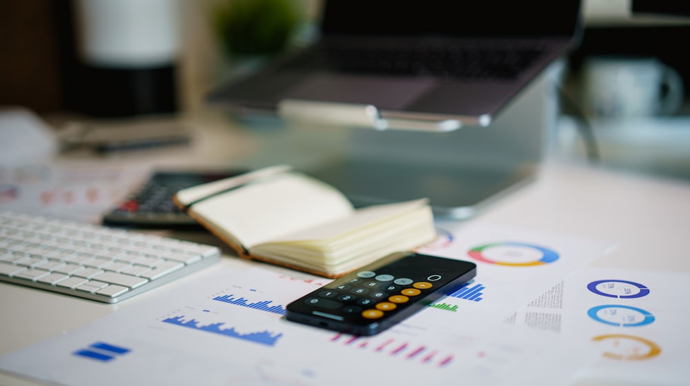 Calculatrice et documents financiers posés sur un bureau