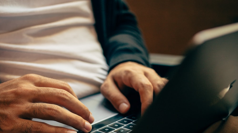 Personne qui écrit une réponse sur son téléphone