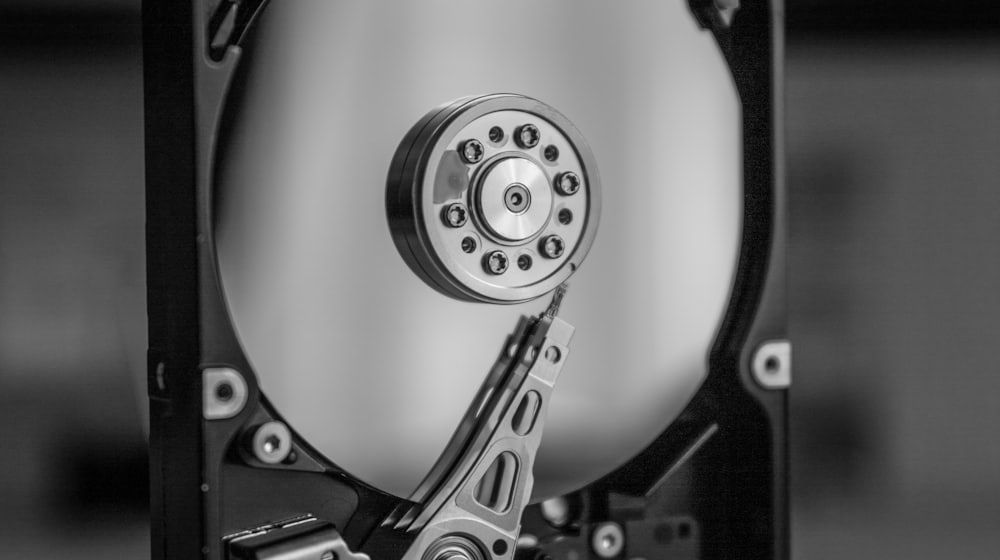 Disques de stockage alignés sur une étagère