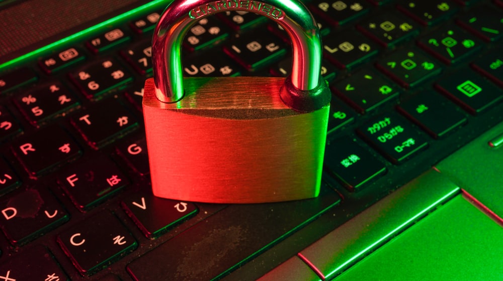 Cadenas rouge posé sur un clavier d'ordinateur