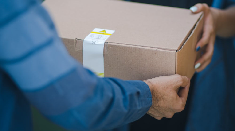 Commerçant préparant un colis dans son atelier