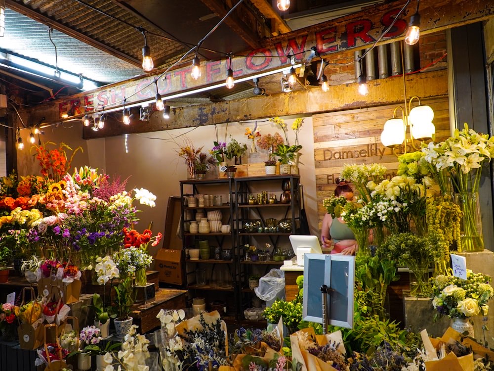 Intérieur d'une boutique de fleuriste, bouquets exposés devant le comptoir