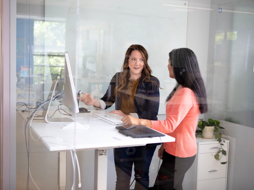 Deux entrepreneuses qui préparent leur projet autour de plans