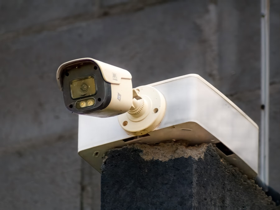Caméra de surveillance installée sur une façade