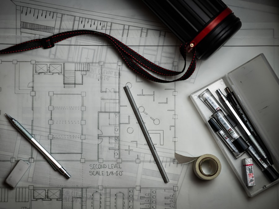 Plans et carnet de notes posés sur une table de travail