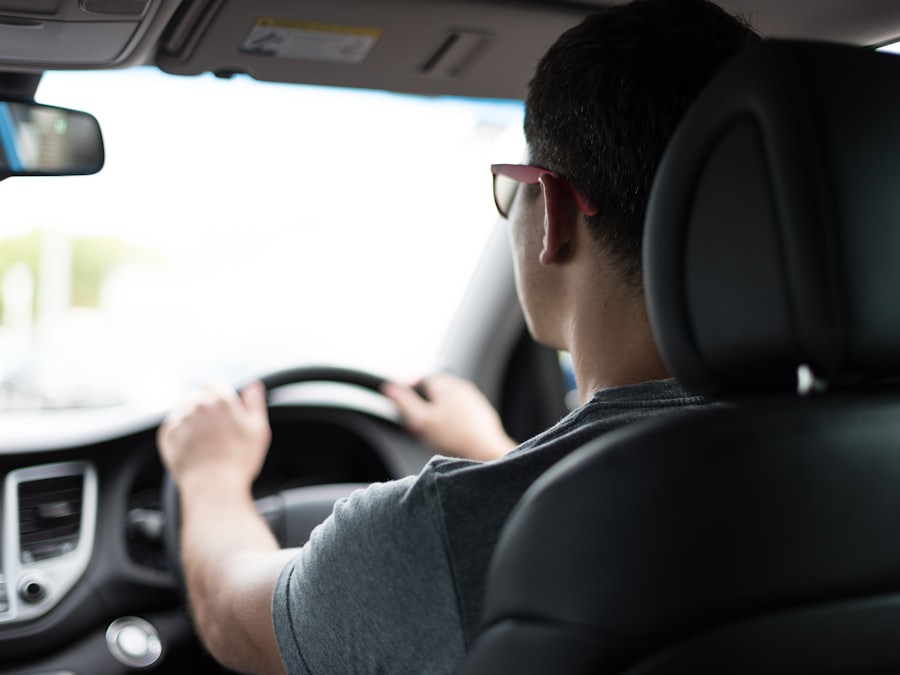 Élève au volant pendant une leçon de conduite