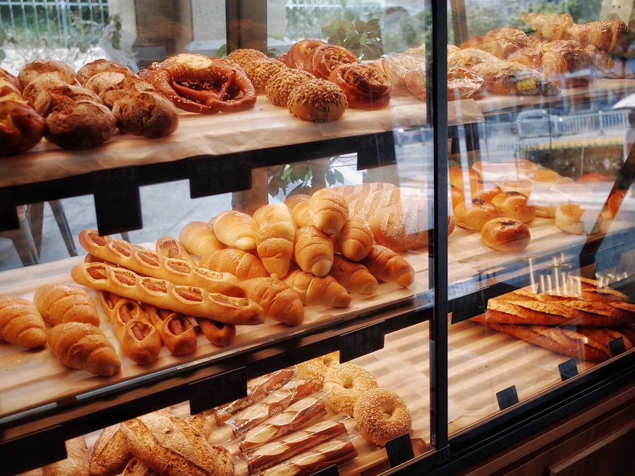 Boulangère servant un client au comptoir