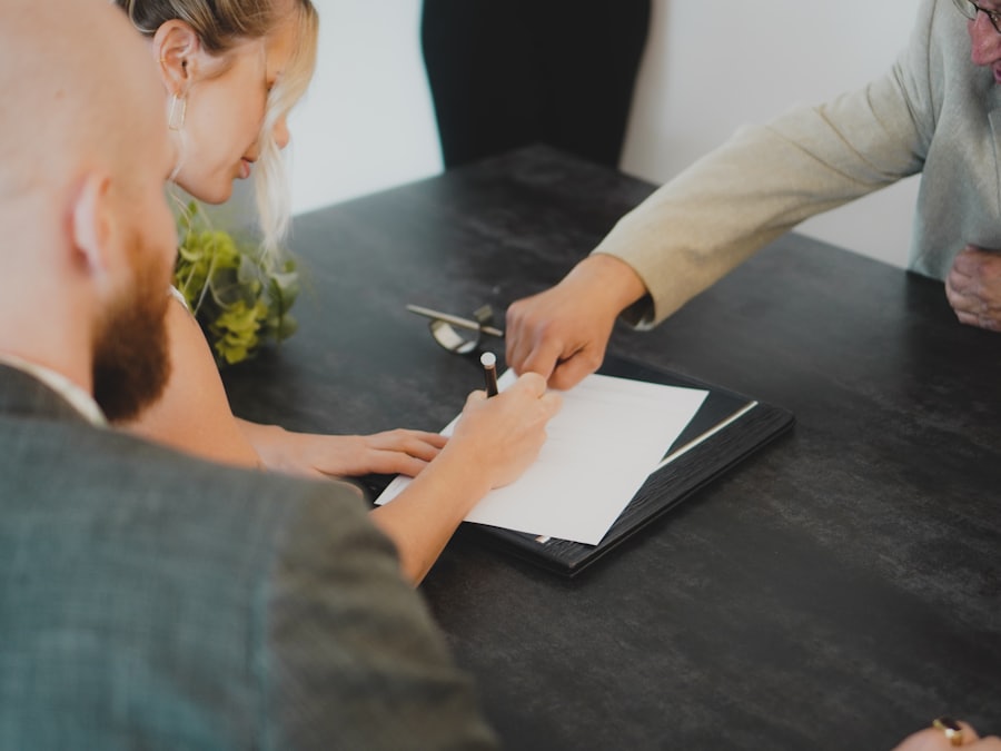 Personne analysant des chiffres sur un ordinateur