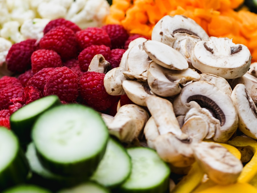 Fruits et légumes frais préparés pour un repas équilibré