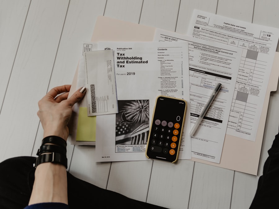 Documents comptables, calculatrice et stylo