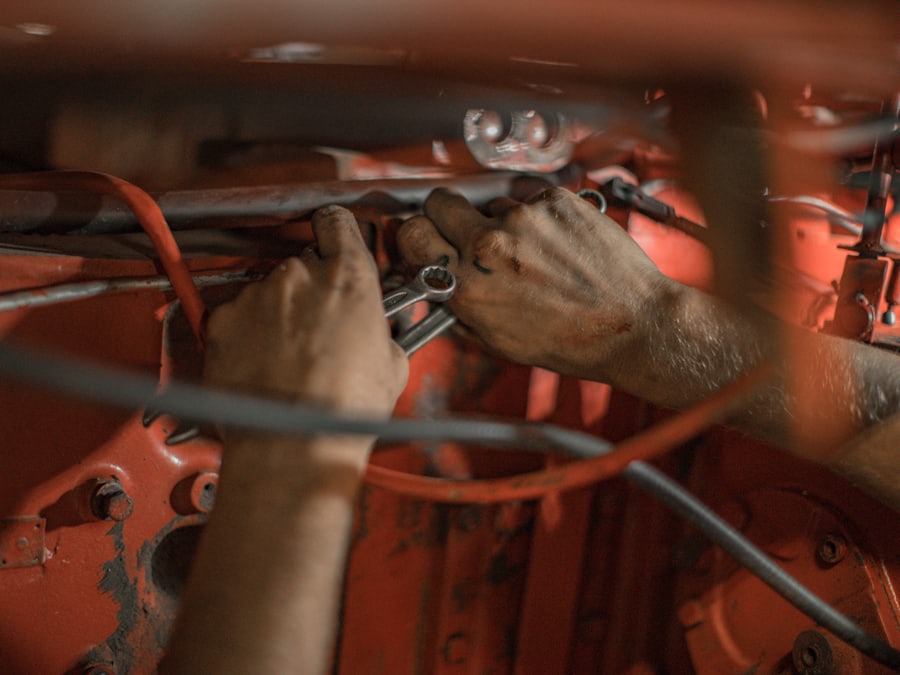Mécanicien travaillant dans un atelier de réparation automobile