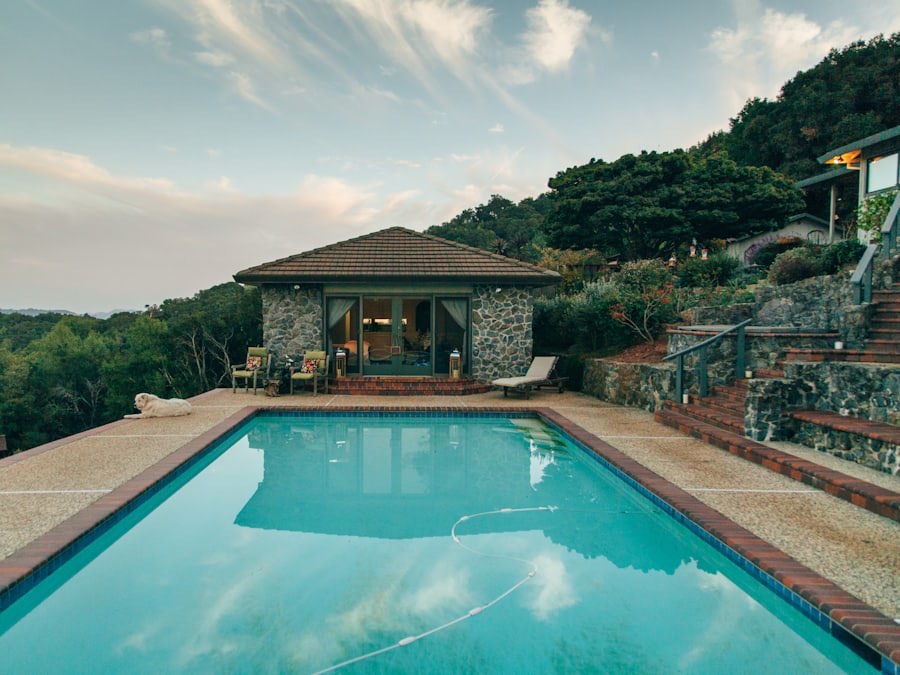 Piscine aménagée dans un jardin