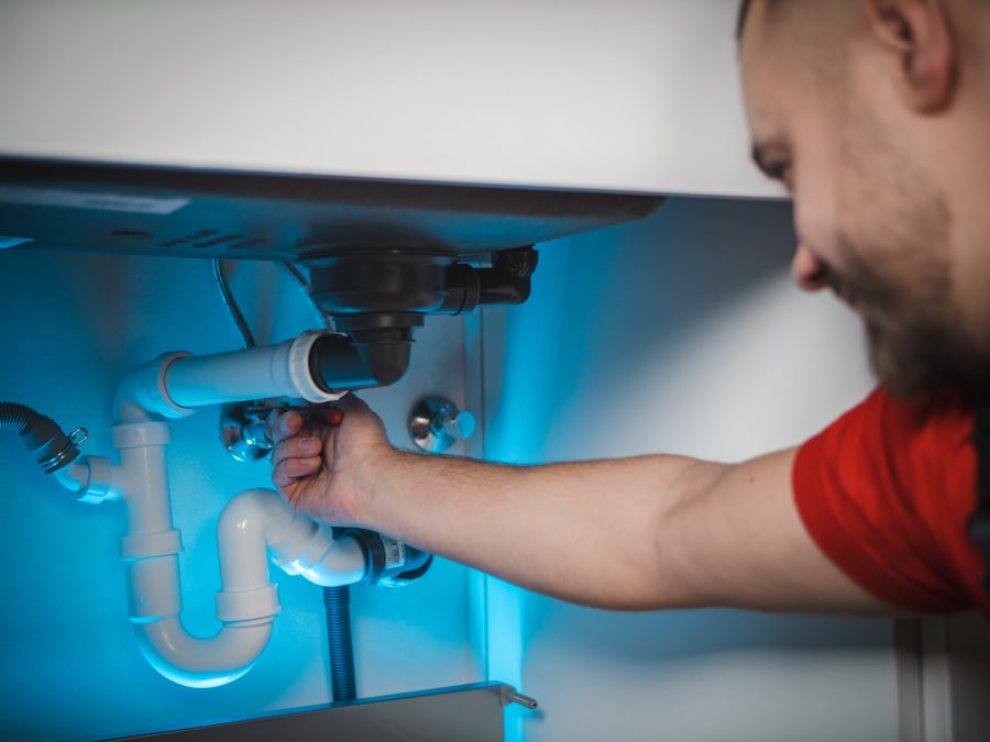 Plombier intervenant sur une installation sanitaire