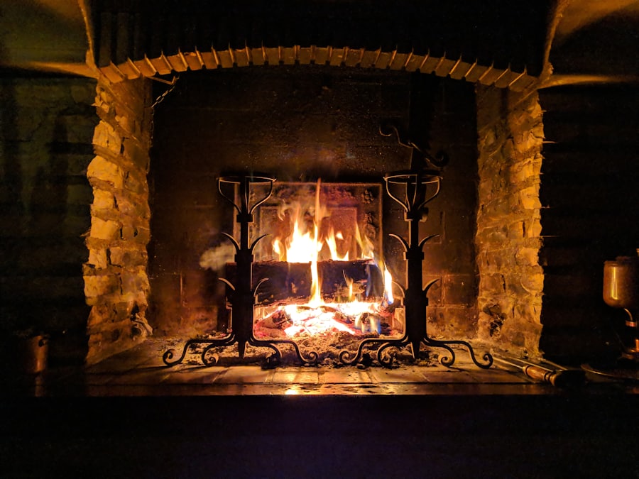 Feu dans une cheminée en pierre