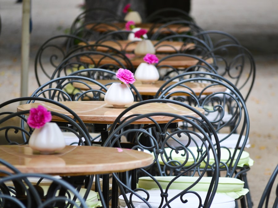 Salle de restaurant dressée avant le service