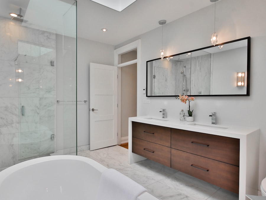 Salle de bain rénovée avec douche à l'italienne