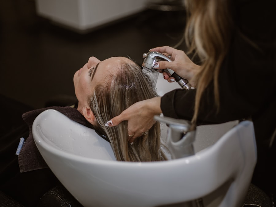 Salon de coiffure lumineux avec ses postes de travail