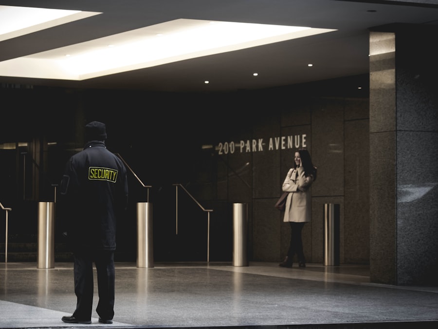 Agent de sécurité dans le hall d'un immeuble