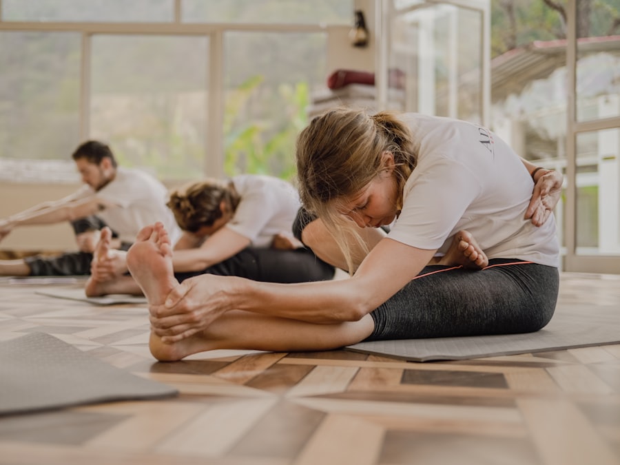 Cours de yoga sur tapis dans un studio