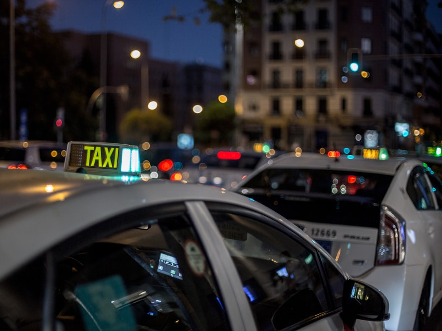 Taxi circulant en ville la nuit