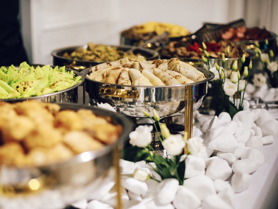 Traiteur préparant des plats en cuisine