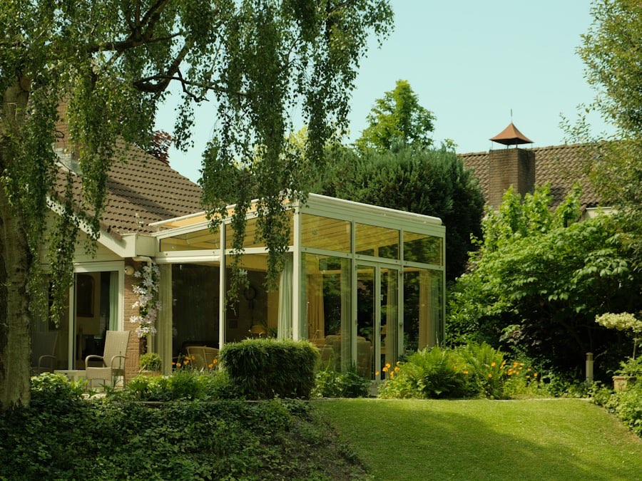 Véranda vitrée accolée à une maison