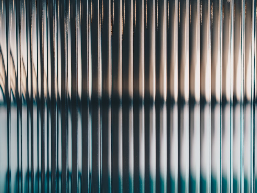 Feuilles de verre empilées en atelier