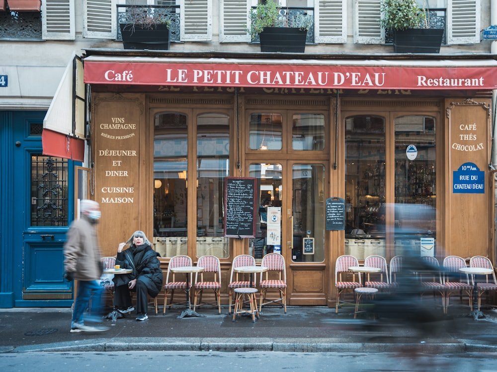 Façade d'un café-restaurant de quartier avec sa terrasse et ses chaises en terrasse